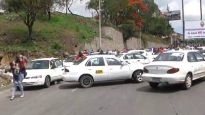Los taxistas bloquearon parte del bulevar del Norte en Tegucigalpa.