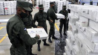 Miembros del ejército de Nicaragua preparan las papeletas electorales para su distribución en todo el país.