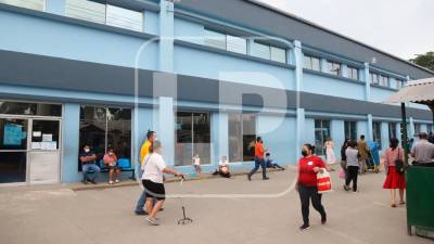 Pacientes circulan frente al área de admisión del IHSS en San Pedro Sula.