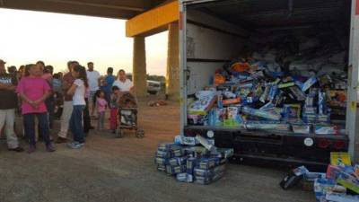 Decenas de niños de Nuevo Laredo y Tamaulipas recibieron regalos y comida en Navidad.