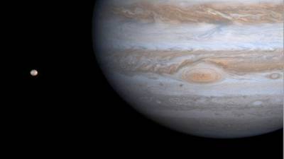 Imagen facilitada por la NASA de la Gran Mancha Roja del planeta Júpiter con la luna 'Io', a la izquierda. EFE/NASA/Archivo