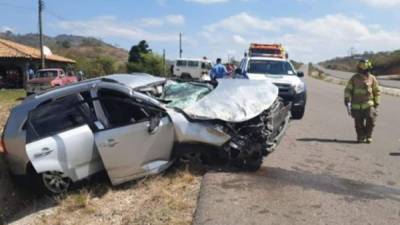 El carro quedó a un costado de la carretera, que comunica con el sur de Honduras.