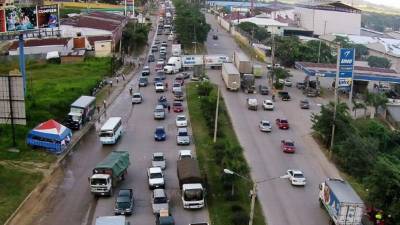 Vehículos circulan en el bulevar del sur de la ciudad. Foto: Yoseph Amaya.