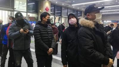 Los pasajeros con máscaras faciales hacen cola en la estación de tren de Wuchang en Wuhan, provincia central de Hubei, en China. Foto AFP