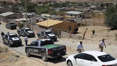 Agentes de la Fiscalía General de la República escoltan desde una casa a más de un centenar de indocumentados secuestrados hoy, en Ciudad Juárez, estado de Chihuahua (México).