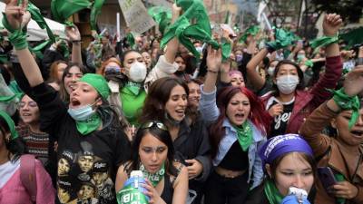 Activistas celebran la decisión de la Corte Suprema de despenalizar el aborto hasta las 24 semanas de embarazo, en Bogotá.