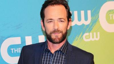 Actualmente Luke Perry actúa en la serie juvenil 'Riverdale' de la cadena CW.