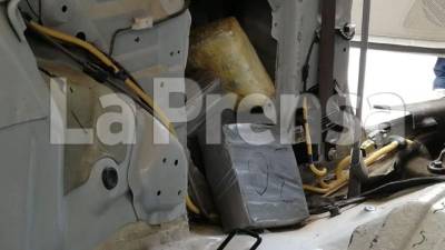 La droga iba escondida en el vehículo.