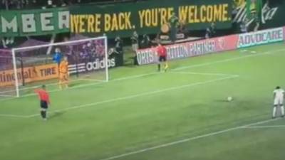 La afición y el jugador no podía creer lo que había echado a perder.