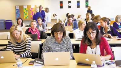 Kristina Phipps, Shames Panahi y Sonia Moroder (de izquierda a derecha) refrescan sus conocimientos en un taller de Reboot Career Accelerator.