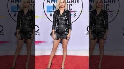 Selena Gómez fue la mejor vestida de la noche. La cantante optó por este minivestido de cuero de Coach.