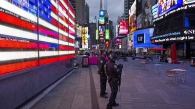 En esta foto de archivo, agentes de la Policía de Nueva York montan guardia después de que dos mujeres y una niña de cuatro años resultaron heridas por disparos en Times Square. Foto AFP