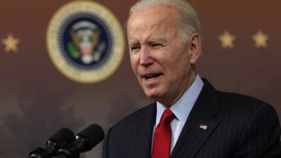 El presidente Joe Biden habla durante un evento en el Auditorio de South Court en el Edificio de Oficinas Ejecutivas de Eisenhower.