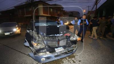 El carro negro fue atacado el viernes en Guamilito.