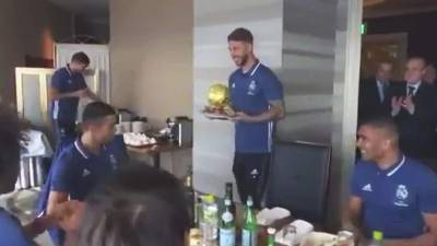 El pastel en forma del Balón de Oro fue entregado por Sergio Ramos a CR7.