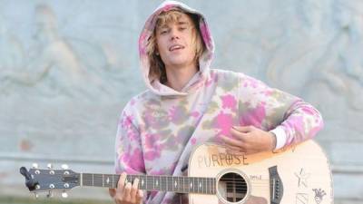 El cantante Justin Bieber sorprendió dando una serenata frente al palacio de Buckingham.