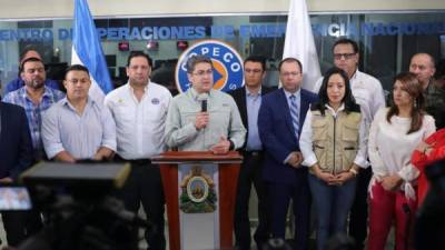 El Presidente Hernández y demás funcionarios que conforman en Sinager se presentaron ante los medios de comunicación.
