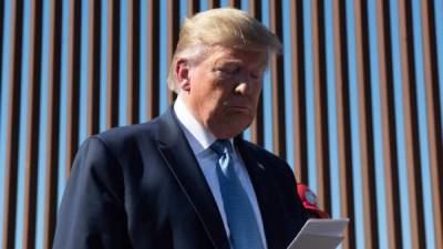 El presidente Donald Trump durante su visita a la zona de Otay Mesa, California, para ver la construcción del muro. AFP