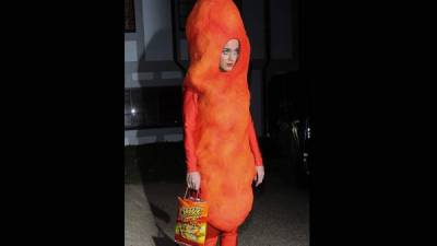 Así de apetitosa llegó Katy Perry a la fiesta que organizó la actriz Kate Hudson en Los Ángeles.