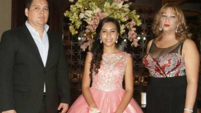 Luis Argüello, Katherine Argüello Orellana y Karen Orellana lucieron de lo más elegantes.