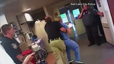 Momentos en que la enfermera era detenida por los agentes.