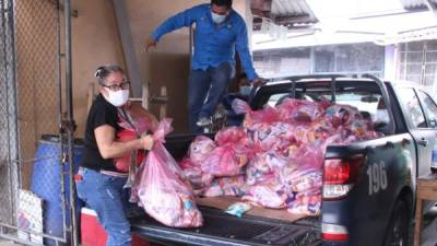 Trabajadores de la Alcaldía de San Pedro Sula movilizaron los alimentos entregados.