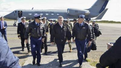 El ministro de Defensa de Chile, Alberto Espina (C), llega a la base aérea de Chabunco en Punta Arenas. Foto AFP