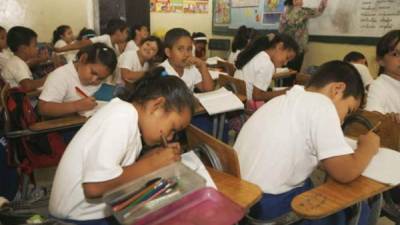 Imagen de archivo de niños hondureños dentro de una aula de clases.
