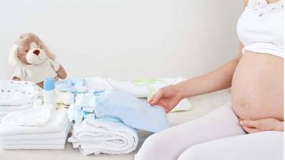 Quita etiquetas que puedan lastimar la piel del bebé y, de preferencia, también lávala antes de usarla.