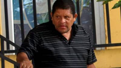El pastor acusado Óscar Manuel Miranda sale de la audiencia en el juzgado de turno.