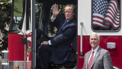 El presidente Donald Trump es visto en el interior de un camión de bomberos de Wisconsin, junto al vicepresidente Mike Pence. EFE