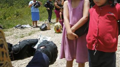 Niños migrantes de Honduras responden preguntas de agentes hondureños en Ocotepeque.