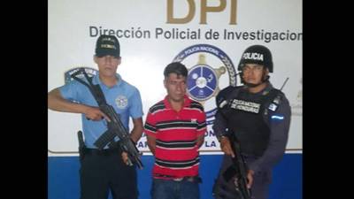 El detenido es custodiado por agentes de la DPI y Policía Nacional.