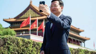 Li Daxiao, economista de Yingda Securities, se toma una foto en la Ciudad Prohibida, en Beijing.