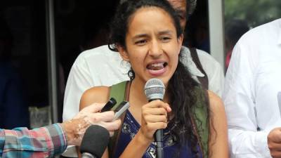 La hija de Berta Cáceres leyó la carta frente al Ministerio Público.