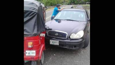 La mototaxi, placa MAÑ 1492, color rojo, colisionó contra un vehículo marca Hyundai placa PDD 0013, dejando a dos personas heridas.