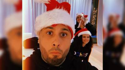 Nicky Jam y su familia en una postal navideña compartida en su Instagram.