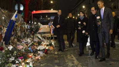 Barack Obama visitó el lugar donde fallecieron 89 personas en manos de terroristas.