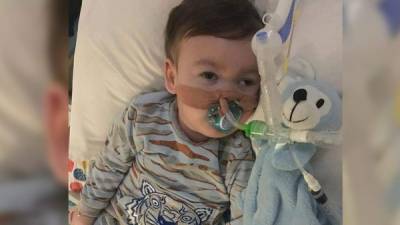 Alfie Evans fue desconectado por la decisión de un juez británico, en un caso que divide a Italia e Inglaterra.