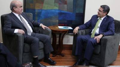 Mariano Jabonero (izquierda) se reunió con el presidente Juan Orlando Hernández. Foto Casa Presidencial.