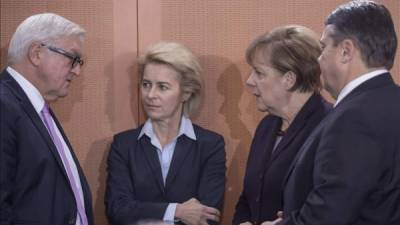 El ministro alemán de Economía, Sigmar Gabriel, conversa con la ministra alemana de Defensa, Ursula von der Leyen, la canciller alemana, Angela Merkel , y el ministro de Exteriores, Frank-Walter Steinmeier, antes del comienzo del Consejo de Ministros en Berlín (Alemania). EFE