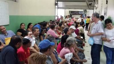 Decenas de personas llegaron hoy al Mario Rivas de San Pedro Sula en busca de consulta. Foto Jorge Gonzáles/LA PRENSA