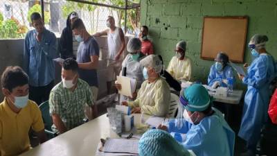 Realizando evaluaciones médicas a los presos en los diferentes centros penitenciarios.