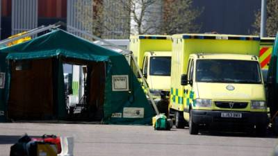 Ambulancias en Londres esperan en las afueras de un hospital. Foto: AFP