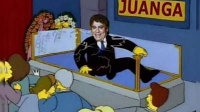 Aunque fue declarado muerto el 28 de agosto de 2016, su presunto exmánager, Joaquín Muñoz, había emocionado a muchos anunciando su 'reaparición' para este diciembre 15, algo que obviamente no sucedió así.Pero gracias a las redes sociales el momento sirvió a muchos para que el mundo recordara al 'Divo de Juárez', además de dejar uno cuantos memes para reírse de semejantes invenciones.