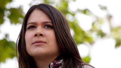 'El rollo aquí es que tienes que hablar con ese hombre con el que dices que estás casada', le enfatiza la Doctora.