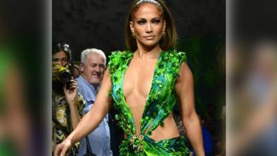 La cantante y actriz latina estadounidense Jennifer López causó sensación este viernes en la pasarela de Milán al desfilar para Versace.