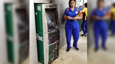 Un video de la Unah muestra a un supuesto estudiante encapuchado justo cuando incendia el cajero automático.