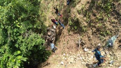 El vehículo cayó en una hondonada y cuatro de los ocupantes murieron de manera inmediata.