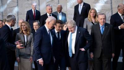 El presidente de los Estados Unidos, Joe Biden, habla con el presidente de Francia, Emmanuel Macron, y el primer ministro de Gran Bretaña, Boris Johnson, antes de Lla cumbre extraordinaria en la sede de la OTAN en Bruselas.